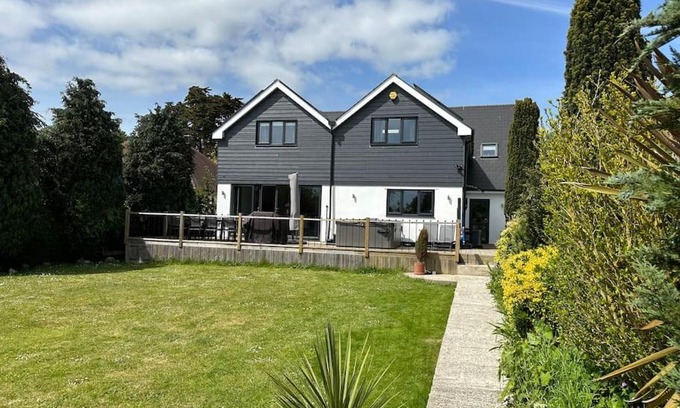 Hythe House | Elegant 4-Star Oceanfront Retreat in Hythe with Hot Tub