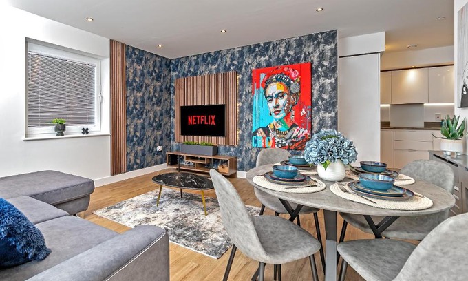 Luton Apartment | Stylish Airport Suite with Free Parking & Prime Location