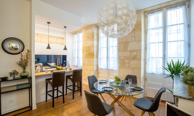 Hotel de Ville - Quinconces Apartment | Indulge in Comfort at Bordeaux's Historic Center Hotel