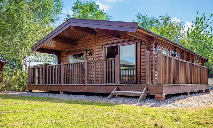 Newton Saint Cyres Ski Chalet | Modern Lodge with Kitchen and Breakfast for Families