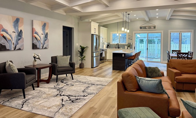 Darien House | Luxury and Cozy Family Home