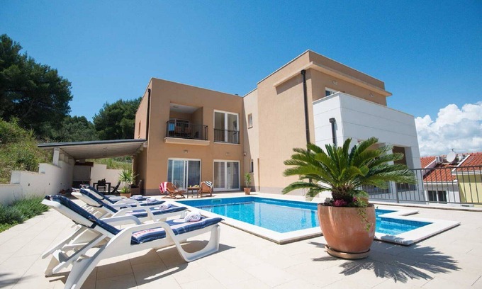 Slatine Villa | Modern Villa with Private Pool and Spa - Rated 10/10