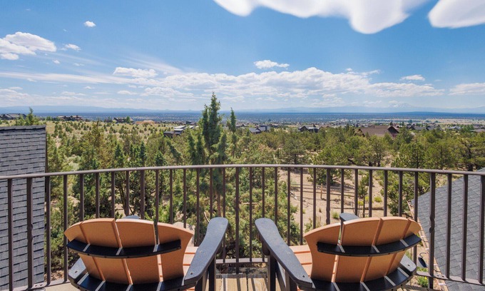Powell Butte House | Luxury and tranquility nestled within the prestigious Brasada Ranch community ne