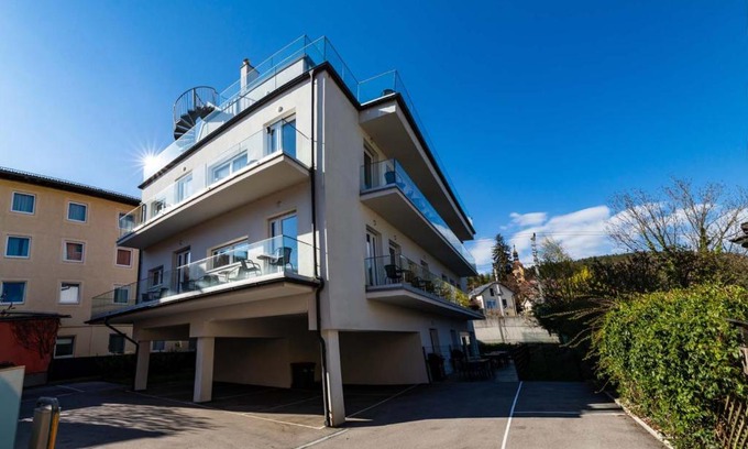 Poertschach am Woerthersee Apartment | Elegant Apartment in Monte Carlo with Oceanfront Views