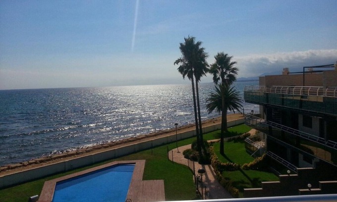 Miami Platja Condo | Beachfront Apartment with Spa & Pool for 6 Guests