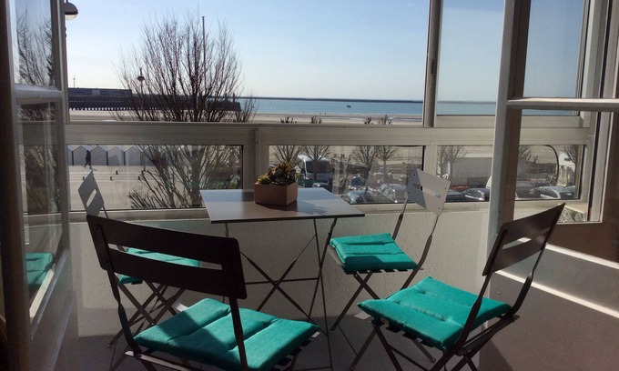 Boulogne-sur-Mer Apartment | Oceanfront Apartment with Pool & Stunning Sea Views