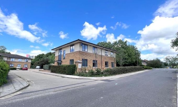 Milton Keynes Apartment | Elegant Apartment 5: Family-Friendly with High Ratings