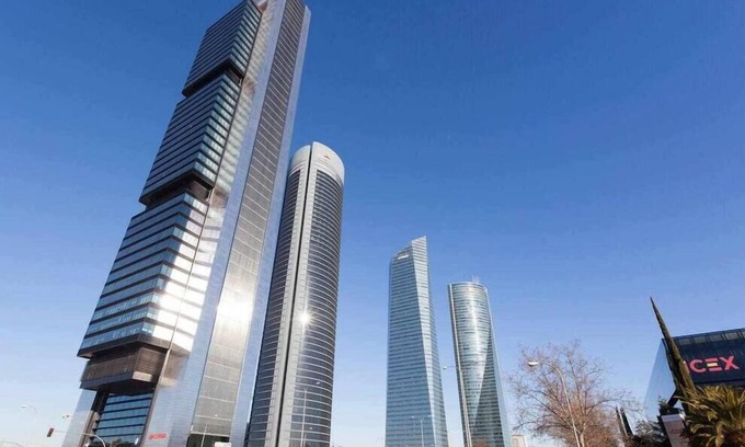 Castillejos Apartment | Elegant Apartment Castellana with Spa & Kitchen Amenities
