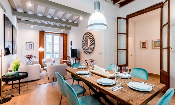 Old Town Apartment | Elegantly Designed San Antonio V Apartment in Cadiz