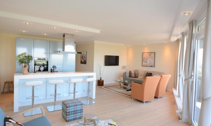 Golzheim Apartment | Elegant Apartment in Düsseldorf with Hot Tub & 9.4/10 Rating