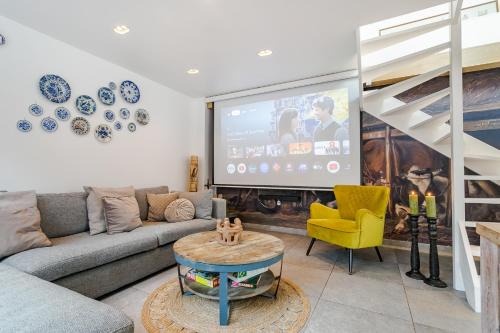 Ilpendam Apartment | Elegant Farmhouse Apartment Near Amsterdam with Great Ratings