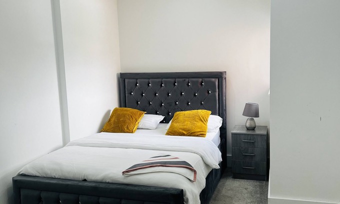 Offerton Park Apartment | Elegant Manchester Apartment with Free Parking & Family Amenities