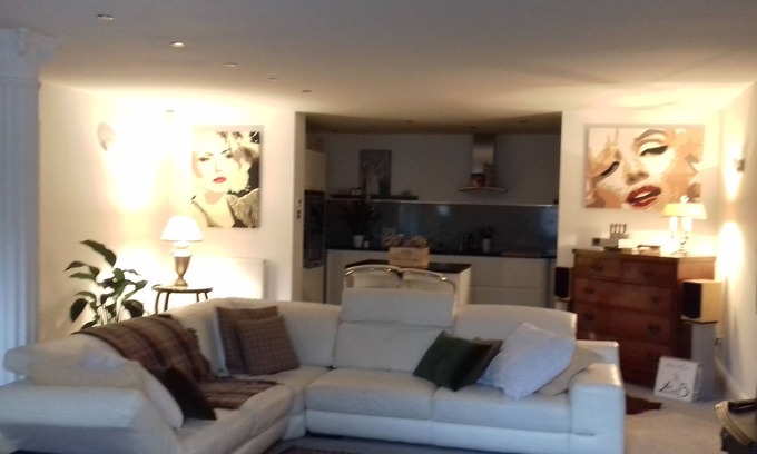 Kelvinbridge Apartment | Top-Rated Apartment in Glasgow's Premier Location with Spa