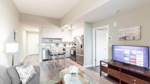 Stamford Apartment | Elegant Harbor Point Apartment with Private Pool & Pet Friendly