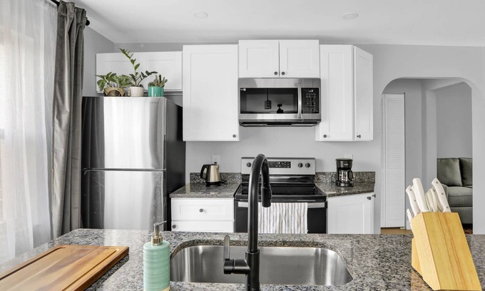 Lakewood Apartment | Elegant Apartment in Lakewood with Breakfast & Kitchen