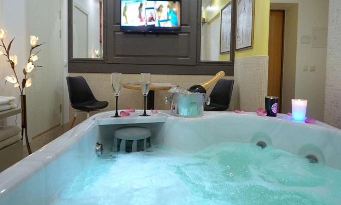 Old Town Apartment | Elegant Apartment Retreat in Old Town with Hot Tub