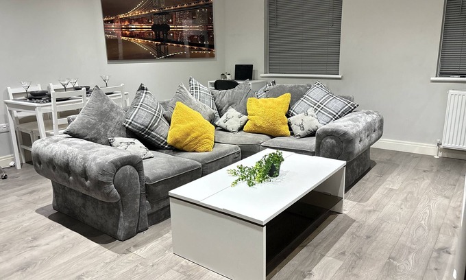 Slough Apartment | Stylish Apartment in Slough with Spa & Kitchen Amenities