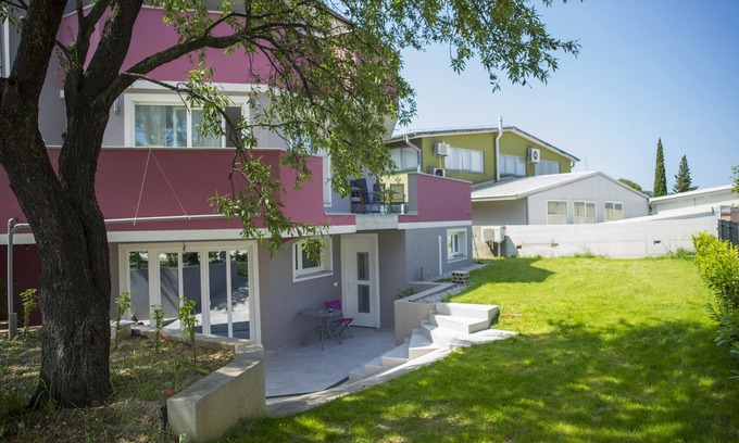 Izola Villa | Elegant Villa Magenta Apartment with Oceanfront Pool Access