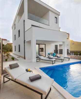 Susica Apartment | Oceanfront Luxury Apartment La Mer with Pool & 9.8/10 Rating