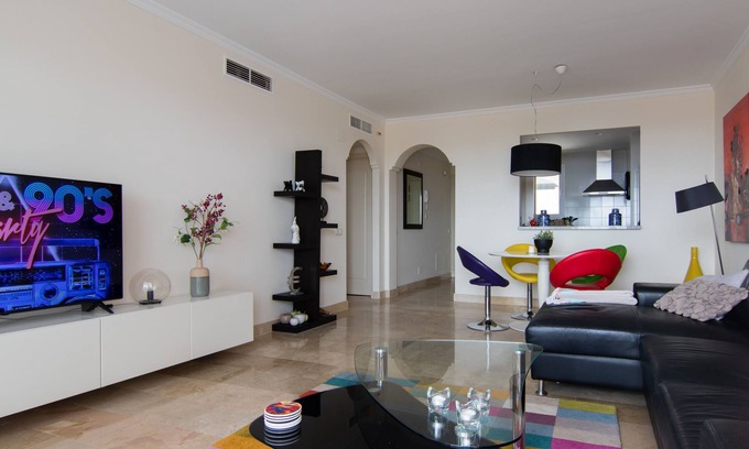 Mijas Apartment | Oceanfront Apartment in Las Palmeras with Pool & Breakfast