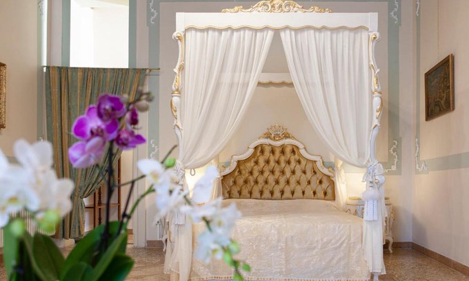 Cannaregio Apartment | Elegant Papafava Apartment in Pesaro - Rated 9.9/10
