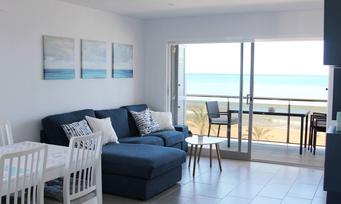 El Vendrell Apartment | Elegant Oceanfront Apartment "Sirena Azul" with Pool Access