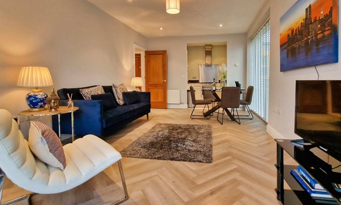 Rathmines Apartment | Chic Apartment Steps from City Centre with Family Amenities