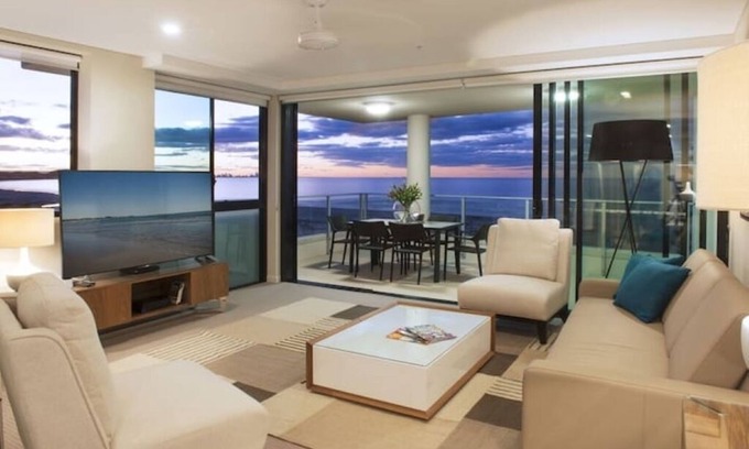 Coolangatta Apartment | Indulge in an Apartment with Breathtaking Ocean Views