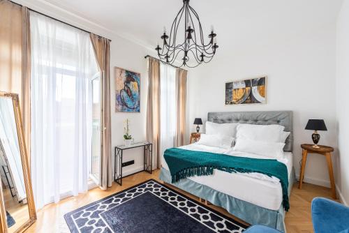 Petrska ctvrt Apartment | Elegant Apartment with Balcony & Terrace, Rated 9.6/10
