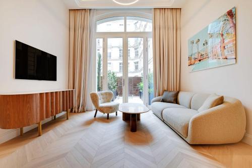 Champs-Elysees Apartment | Cozy Apartment for Two in the Heart of La Seine