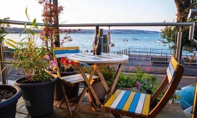 Mumbles Apartment | Exquisite Sea View Apartment with Hot Tub & Pool Access