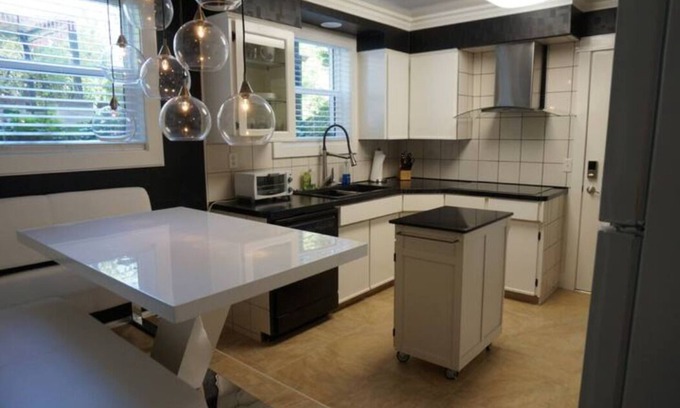 Kalamazoo Apartment | Elegant Apartment with Patio & Pet-Friendly Amenities