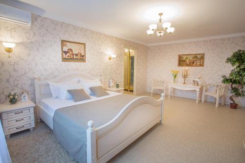 Zarichnyi District Apartment | Elegant Apartments with Hot Tub & Ocean View