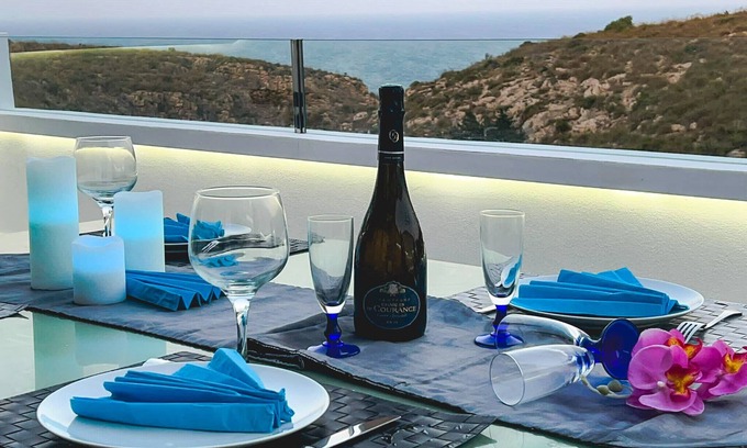Gran Alacant Apartment | Oceanfront Getaway with Pool and Spa, Rated 10/10