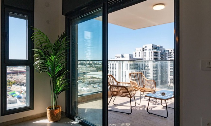 Or Yehuda Apartment | Stylish 3 BR Apartment with Parking and Breakfast Included