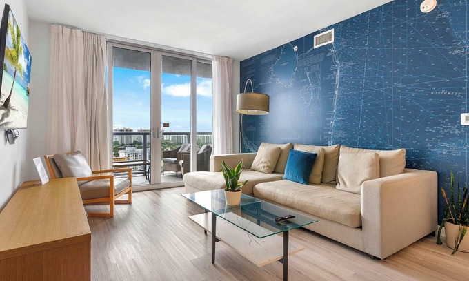 Hallandale Beach Apartment | Luxury Apt Near Beach with Pool and Gym Access