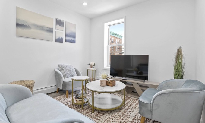 Queens House | Stylish Apartment Near Astoria Park, Minutes to Manhattan