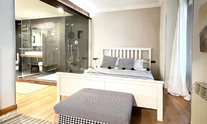 Vitoria-Gasteiz Old Town Apartment | Discover Elegant Arquillos Vitoria: Pet & Child Friendly Stay