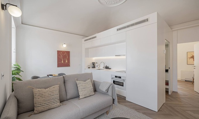 Sao Pedro Apartment | Elegant Stay at FAA Belas Artes 11 with Spa & Breakfast