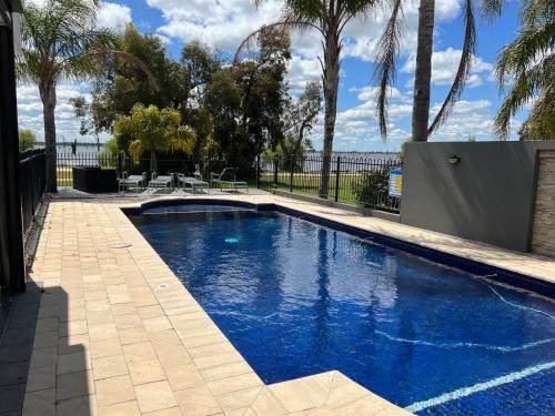 Yarrawonga House | Indulgent Stay at Linthorpe: Oceanfront Bliss Awaits