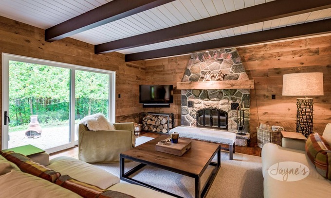 Colling Woodlands Ski Chalet | Inviting Stay at Osler Bluff Ski Club with Spa & Hot Tub