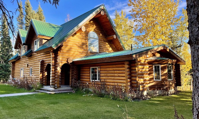 Fairbanks Cabin | Guest Rated 10/10: Aurora Lodge with Jacuzzi & Spa Access