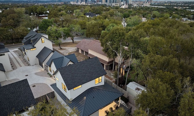 Riverside House | Luxury Austin House | Pool & Game Room |Near DT~2