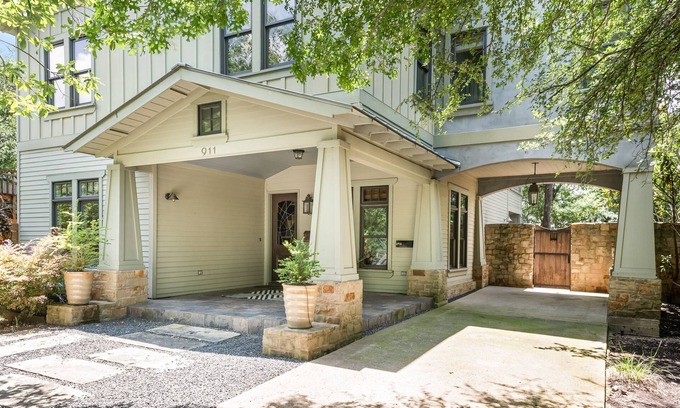 Swede Hill House | Spacious 4,000SF Estate Near Downtown & UT Campus - Rated 9.8