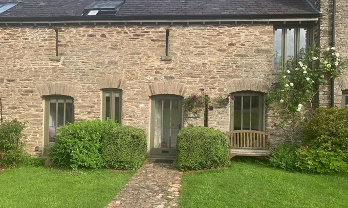 Goveton House | Eco-Friendly Barn Conversion with Hot Tub near Salcombe