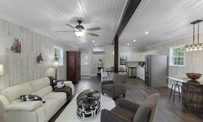 Howey-in-the-Hills House | Luxury Barn Apartment in charming Howey-in-the-Hills - Best of Both Worlds!