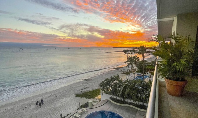 Emiliano Zapata Apartment | Oceanfront Beach Condo with Spa & Perfect 10/10 Rating
