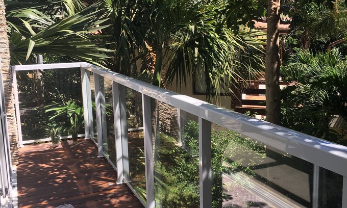 Joao Fernandes House | Oceanfront Beach House in Ferradura with Pool & Suites