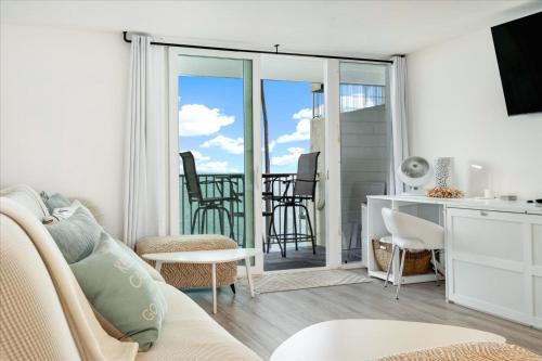 Punaluu House | Oceanfront Condo with Breathtaking Beach Views