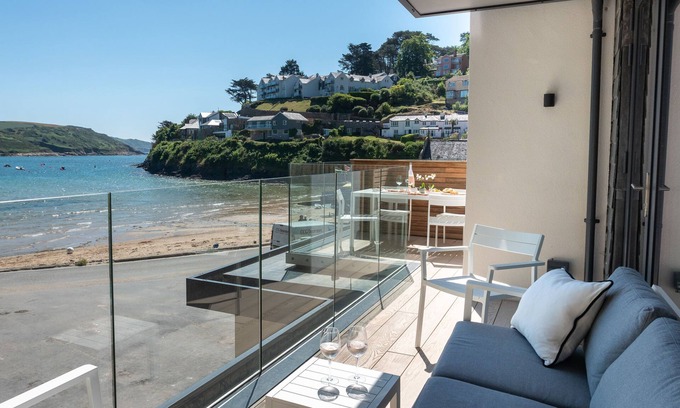 Salcombe Apartment | Prime Beachfront Retreat with Pool, Ocean View & Spa